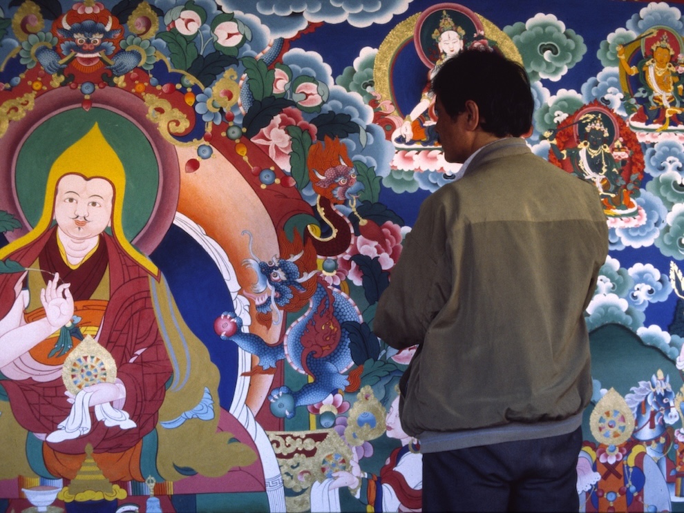 Tibetansk konstnär målar om fresker i Jokhangtemplet i Lhasa, Tibet. (1987)